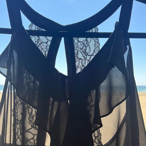 Sheer ruffle top - Picture 2 of 5